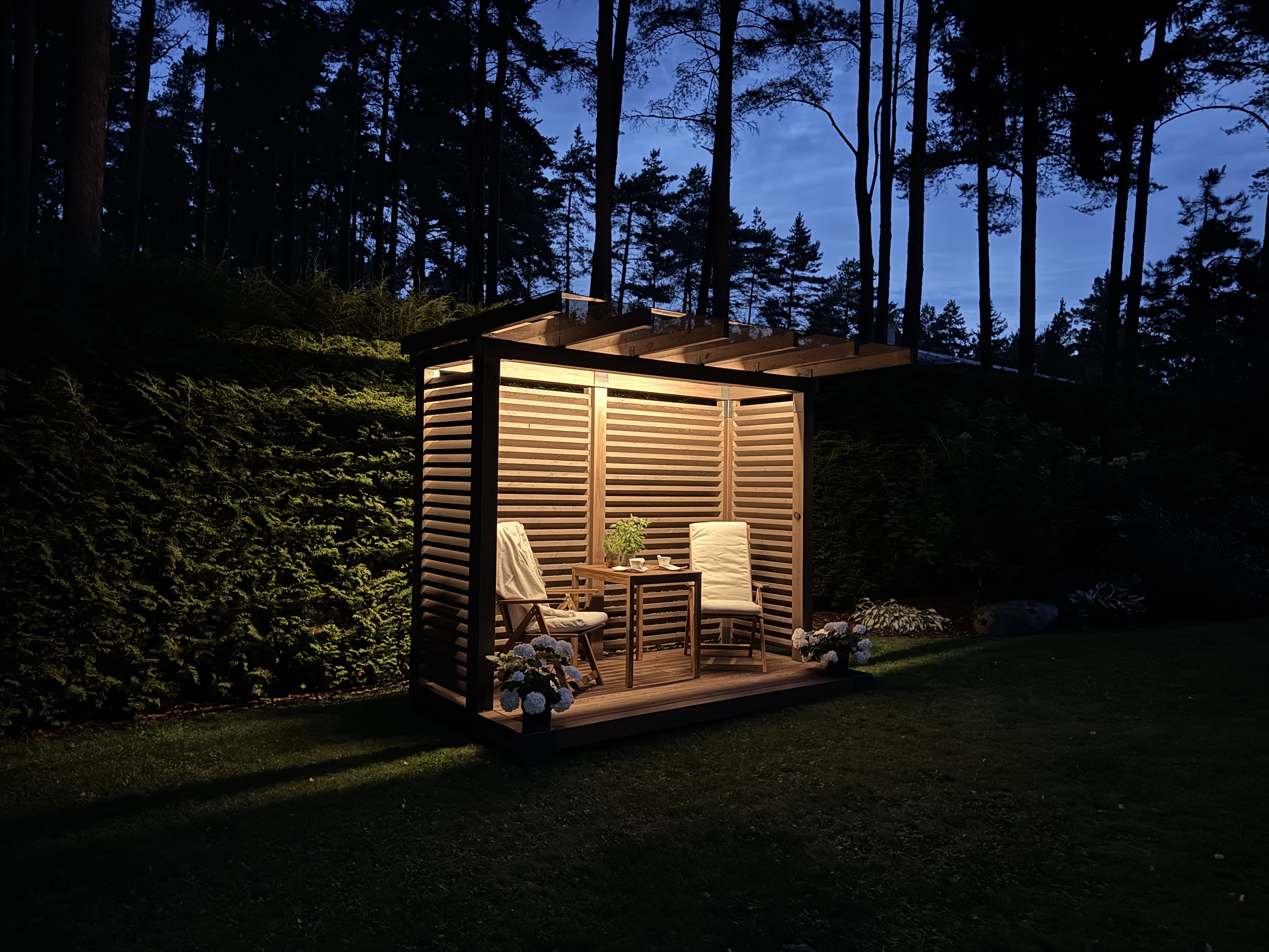 Compact wieczorem, z ciepłym, zintegrowanym oświetleniem LED.