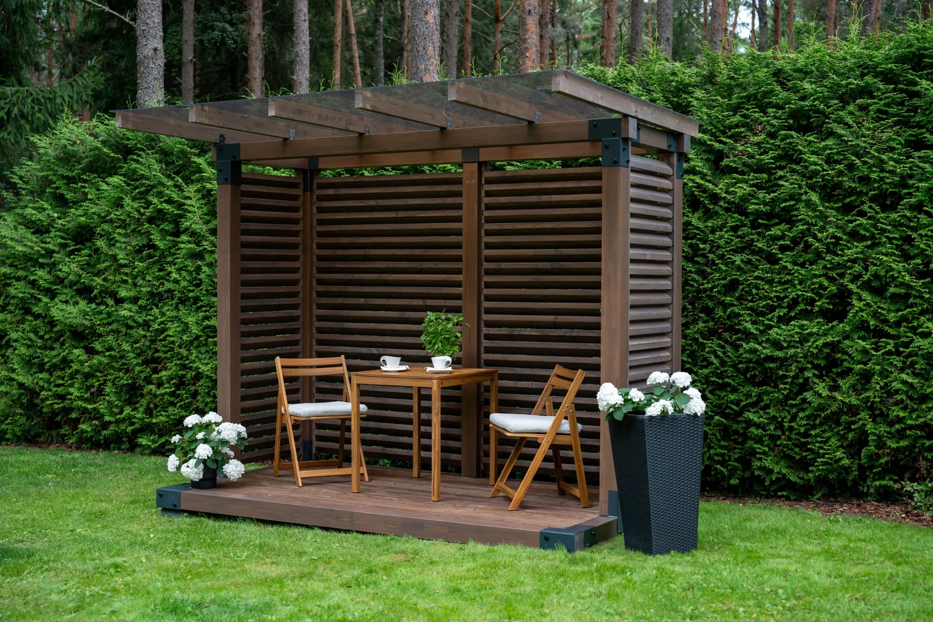 Fjordly Compact przy domu w miękkim świetle dnia.